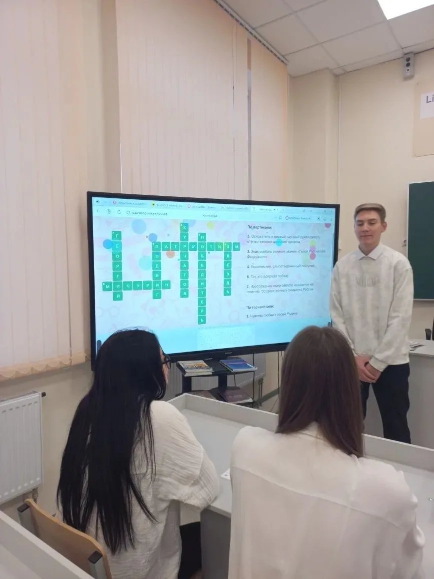 Сегодня в нашей гимназии понедельник начался традиционно - исполнение государственного гимна Российской Федерации и поднятие флага